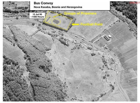 Bewijsmateriaal afkomstig uit het boek met foto’s – van onder andere de opgravingen van de massagraven – dat Jean-René Ruez samenstelde voor de rechtszaak tegen Ratko Mladic. Foto’s: CIA / ICTY