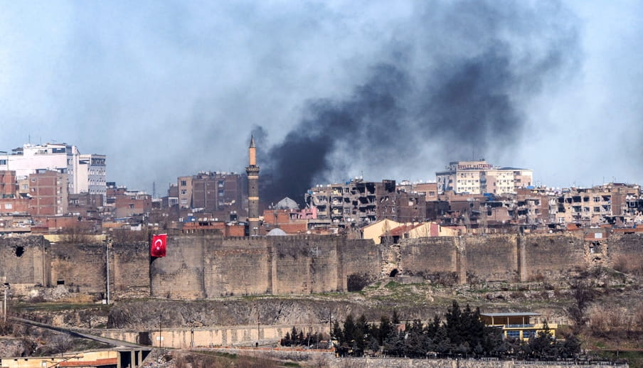 Er is rook te zien na gevechten tussen Turkse soldaten en PKK-strijders in Diyarbakir op 27 januari, 2016. Foto: Ilyas Akengin / AFP