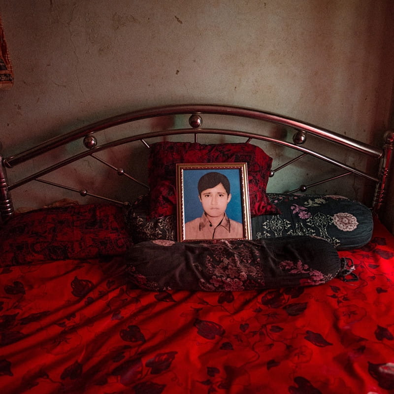 Een foto van de toen dertienjarige Fable Rabbi, die overleed toen Rana Plaza instortte, in het huis van zijn ouders. Uit de serie After Rana Plaza door Ismail Ferdous.