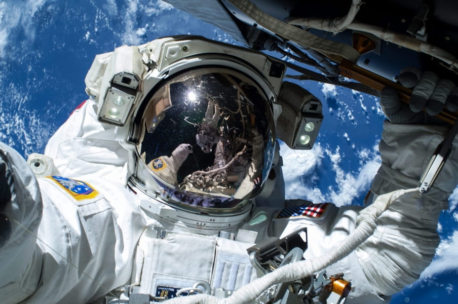 Selfie van astronaut Barry ‘Butch’ Wilmore, 21 februari 2015. Astronaut Terry Virts is ook te zien in de reflectie van Wilmore’s vizier. Bron: NASA