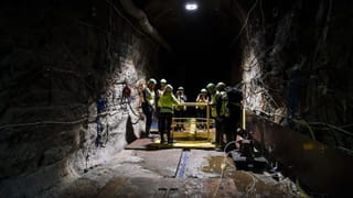 Groep mensen van pers staan in een ondergrondse opslag voor kernafval