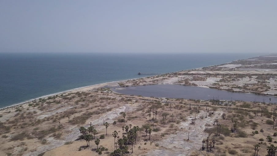 Een vogelvlucht-perspectief foto van de kustlijn van Tamil Nadu. De aantasting van het land door illegale zandafgravingen is goed zichtbaar. 