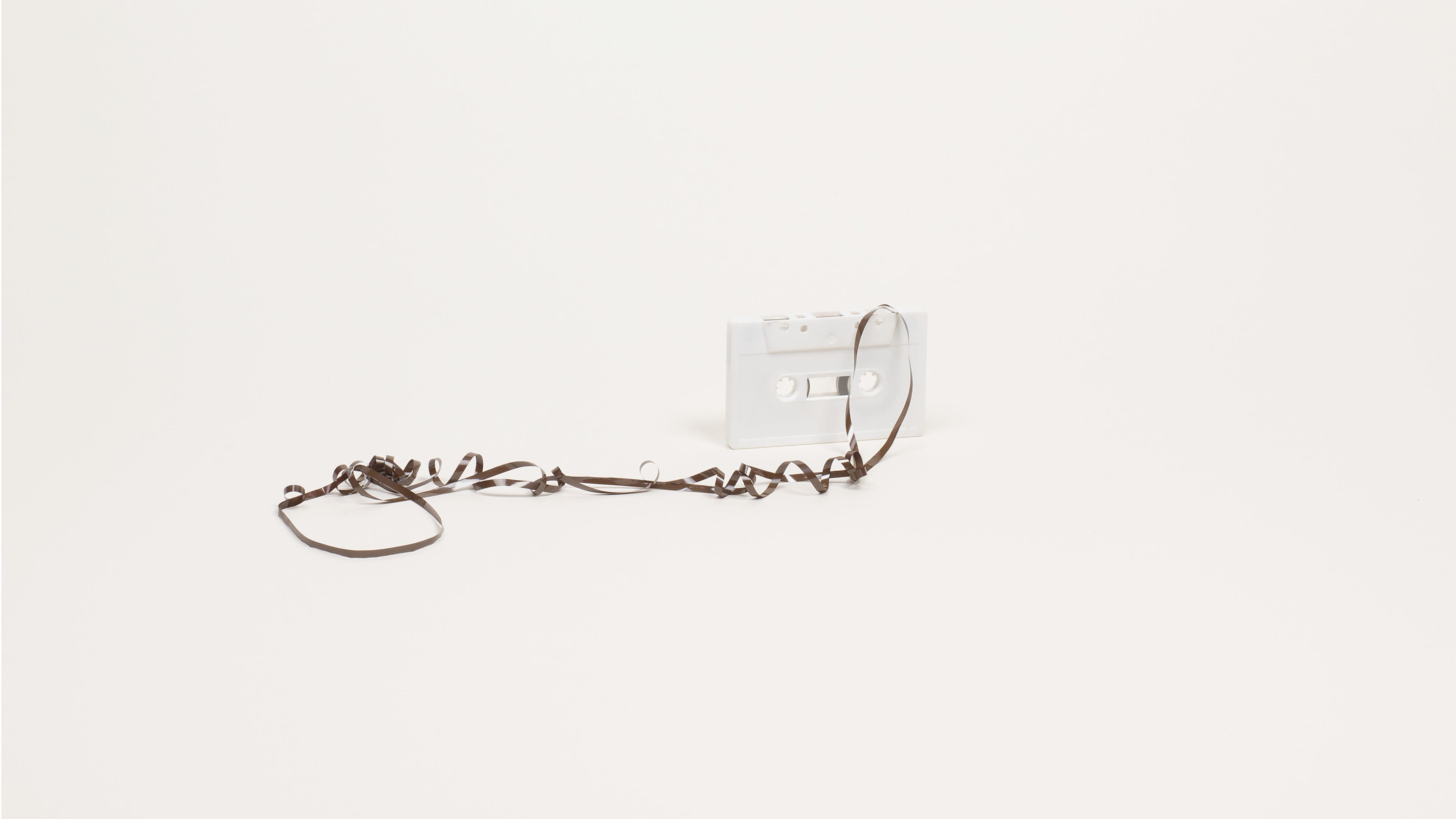 Beeld uit de serie Foley Objects van Finse kunstenares Jonna Kina. Voor deze serie fotografeerde Kina alledaagse dingen die gebruikt worden om geluidseffecten voor films te maken. Op deze foto zien we een casettebandje, met de tape er uit getrokken. Het onderschrift is: leaves of grass