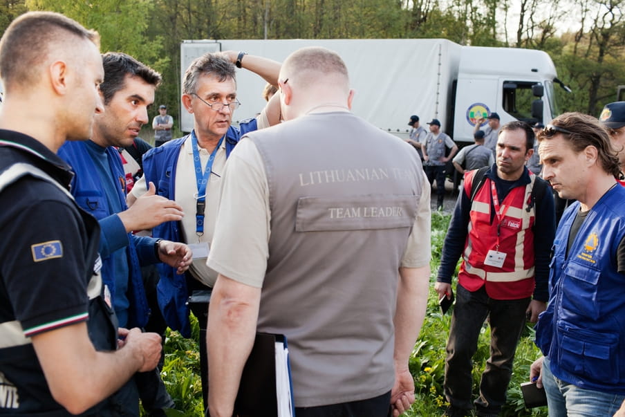 Teamleider van het EU coördinatieteam Frieder Kircher (hand in het haar) overlegt met de Litouwse teamleider Gediminas Suksta (in grijs) bij de grens van Modexland. Foto: Pieter van den Boogert