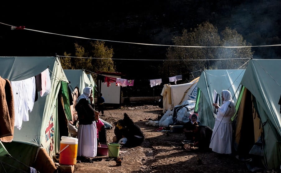 Een tentenkamp bewoond door zo’n 300 gevluchte yezidi-families, in de buurt van de tempel in Lalish (Noord-Irak). Foto: Andreas Stahl