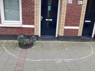 Een verzoek van een buurtbewoner om anderhalve meter van de voordeur te blijven.