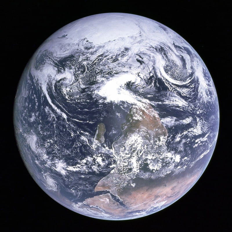 ‘Blue Marble’, vastgelegd op 7 december 1972 door de Apollo 17-crew, met daarin astronauten Eugene A. Cernan, Ronald E. Evans en Harrison H. Schmitt. Op deze originele foto zien we de Zuidpool aan de bovenkant van de aarde; NASA verspreidt echter een omgedraaide variant zodat de foto overeenkomt met het beeld dat we van de wereld kennen (met de Zuidpool aan de onderkant). Bron: NASA