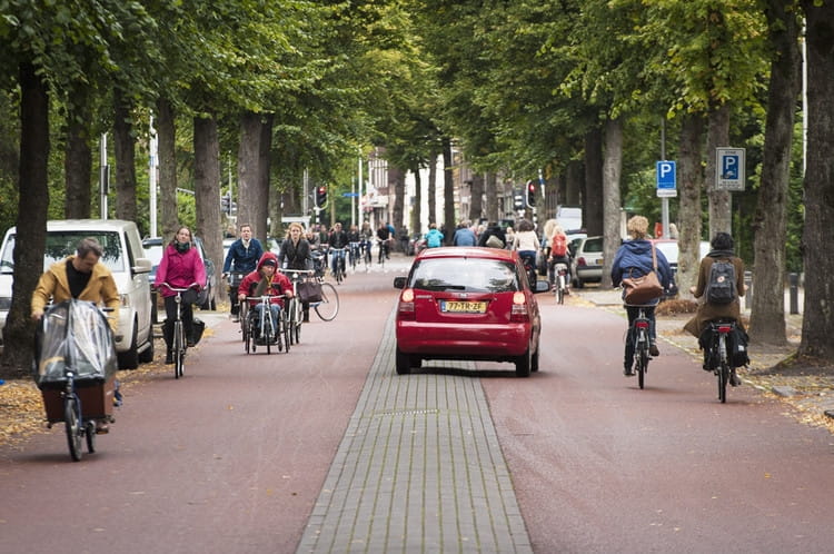 Auto’s en fietsers delen in de ochtendspits de fietsstraat op de Prins Hendriklaan in Utrecht. Foto: Erik van ‘t Woud / HH