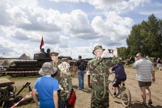 Man maakt foto tijdens een evenement waarop oorlog nagespeeld wordt