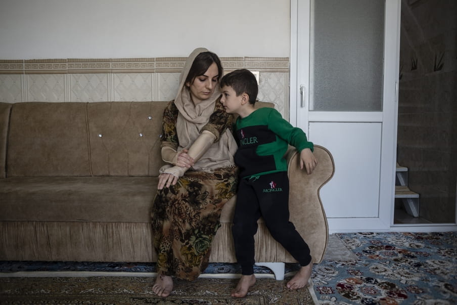 Peyman Talib en haar vijfjarige zoontje Hejwan.