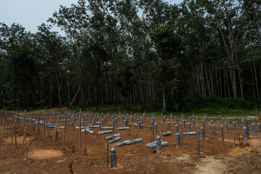 Op een hobbelig veldje in het nabijgelegen Kampung Tualan liggen 105 Rohingya’s begraven die de junglekampen niet overleefden. Foto: Andreas Staahl