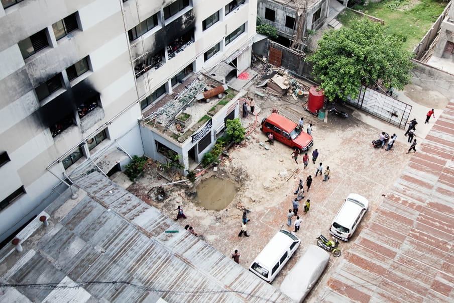 In de textielfabriek Tung Hai, in de Bangladese hoofdstad Dhaka, brak in mei 2013 brand uit. De eigenaar en zeven werknemers kwamen daarbij om het leven. Foto: Pieter van den Boogert
