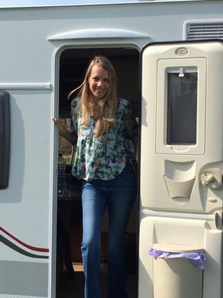 Saskia in de deur van haar caravan.