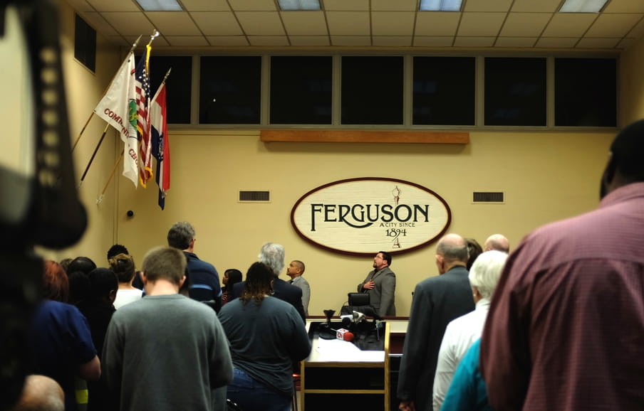 Gemeenteraadsvergadering Ferguson zweert trouw aan de vlag. Foto’s: Arjen van Veelen
