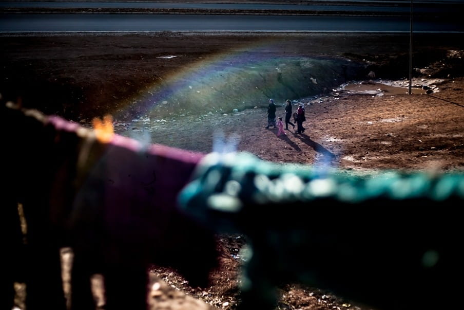 In deze fotoserie kijk je rond in en om het onafgebouwde flat langs een snelweg nabij Duhok (Noord-Irak) waar 44 yezidi-families naartoe zijn gevlucht en zonder hulp de winter door moeten komen. Foto: Andreas Stahl 