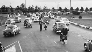 De eerste file in Nederland, in 1959, bij Oudenrijn. Toen nog een buurtschap.