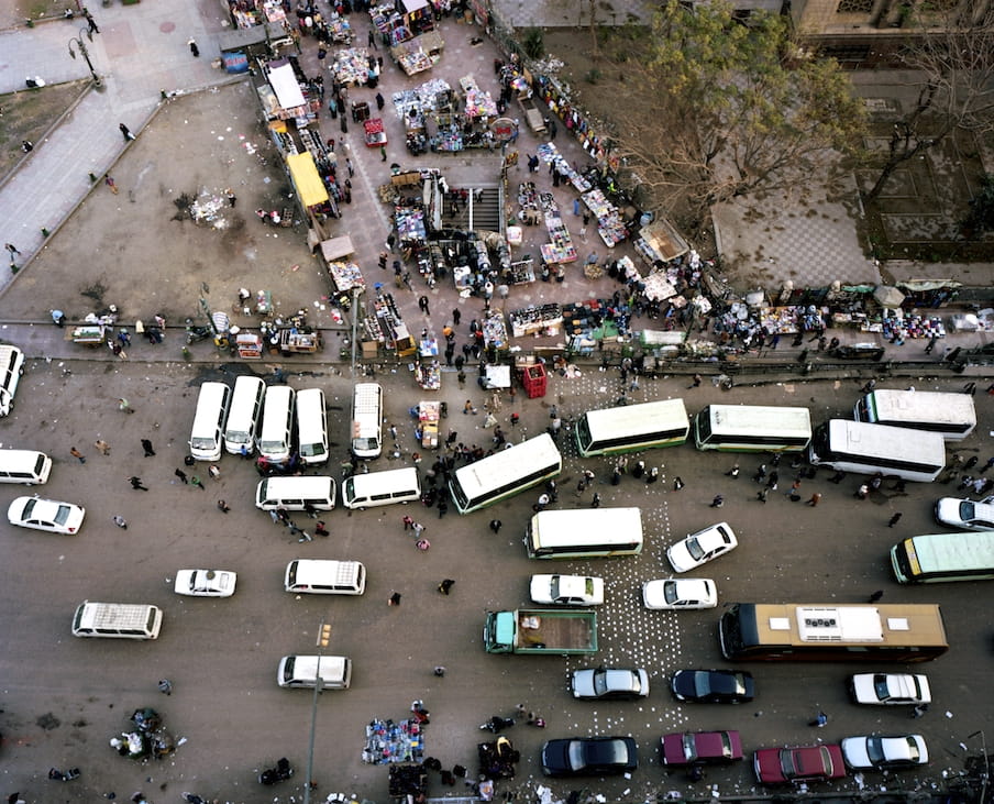 Bovenaanzicht van verkeer en een markt, nabij de Al-Fath Moskee. Dit is de plek waar honderden moslimbroeders verzamelden voor hun ‘March of Anger’ naar aanleiding van het bloedvergieten in het begin van augustus 2013. Foto: Mark Nozeman 