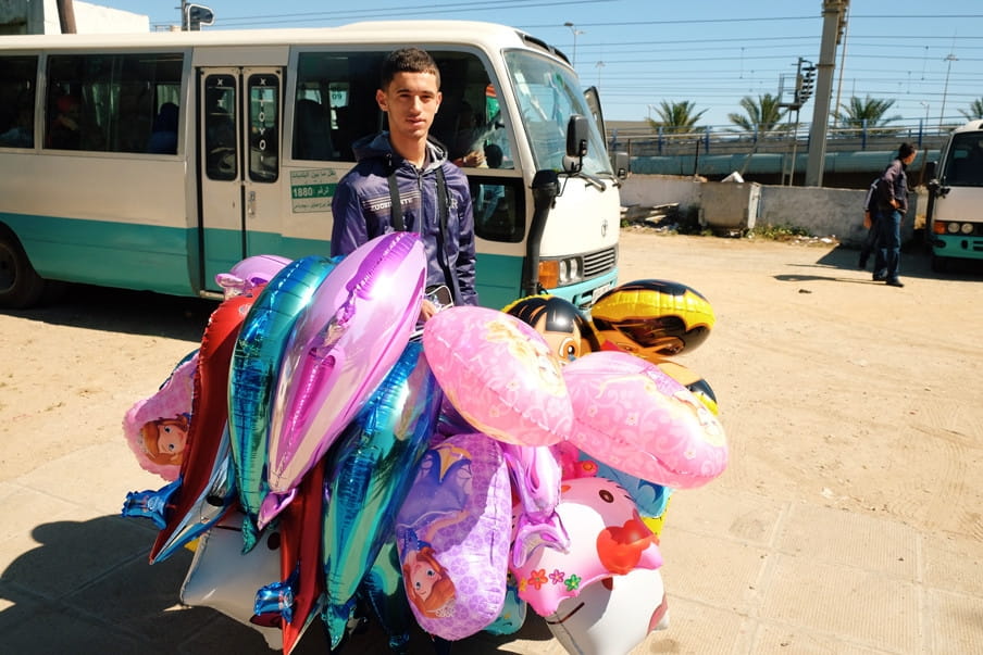 Een ballonverkoper in de Algerijnse stad Algiers