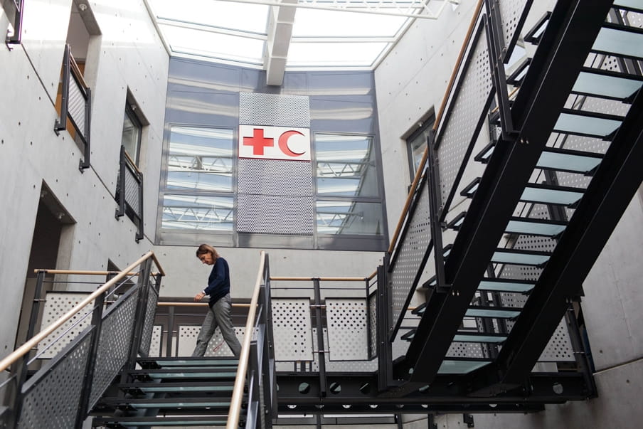 Het hoofdkantoor van de Internationale Federatie van het Rode Kruis in Genève. Foto: Pieter van den Boogert (voor De Correspondent)