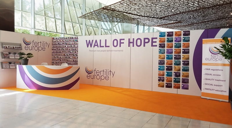 Bij de ingang van ESHRE 2018, eerst nog de muur van hoop.