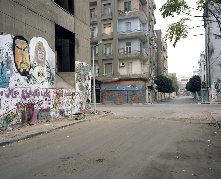 Muren vol graffiti. Daarachter zijn de straten nog altijd afgesloten door wegblokkades. Foto: Mark Nozeman