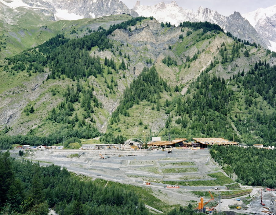 Op 24 maart 1999 leidt een brand in de Mont Blanc tunnel tot 41 doden. Uit de serie Disaster Areas door Gert Jan Kocken
