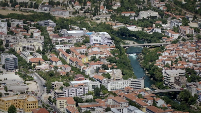 Links van de boulevard de Kroaten, rechts de Bosnische moslims. Stills uit aflevering 1 van De Brug.
