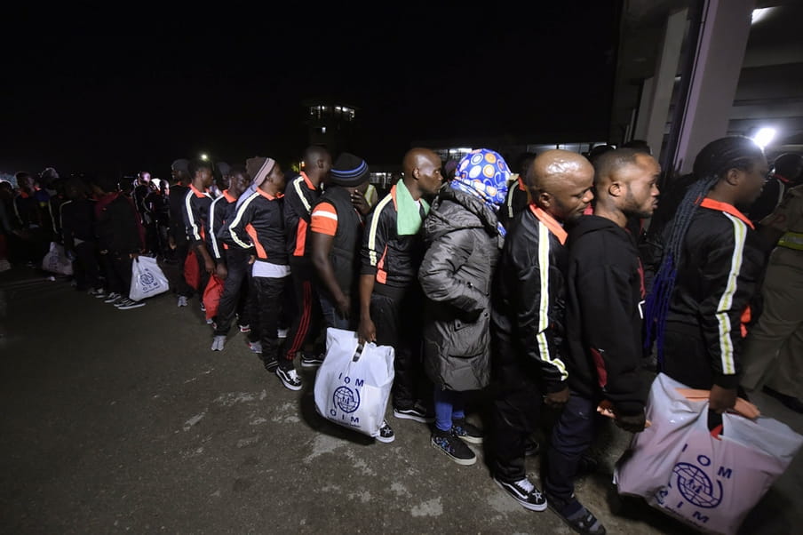 Net uit Libië teruggekeerde migranten staan in de rij in Lagos om door Nigeriaanse ambtenaren te worden onderzocht, 5 december 2017. Foto: Pius Utomi 