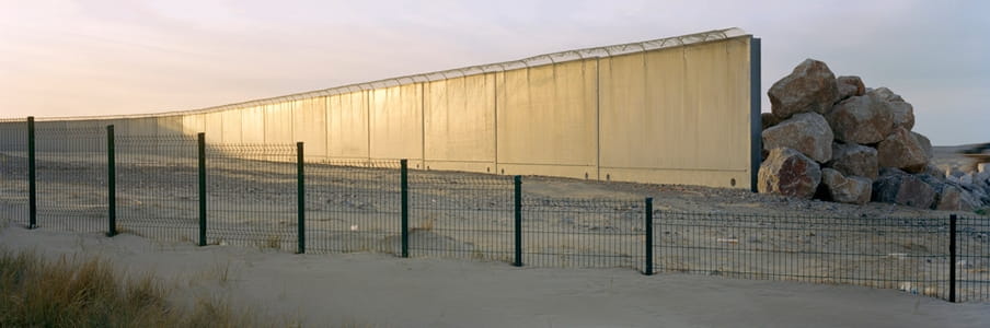 Een recent gebouwde muur rondom de haven van Calais, Noord-Frankrijk. De muur zou migranten die proberen naar het Verenigd Koninkrijk te gaan, moeten tegenhouden. Foto: Kai Wiedenhöfer, februari 2018
