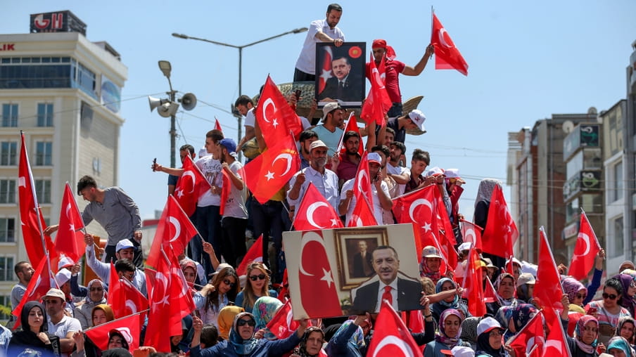 Mensen komen samen om te protesteren tegen de militaire coup. Foto: Ozkan Bilgin / Anadolu Agency