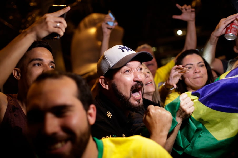 Supporters van Bolsonaro vieren feest nadat ze te horen hebben gekregen dat hij de verkiezing gewonnen heeft. Foto: Silvia Izquierdo / AP