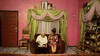 Clarice Gargard en vader eten samen op de bank.