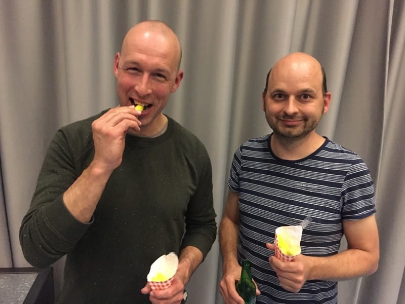Banaantjes eten uit een frietzak die je zelf hebt ontworpen: dit zijn twee verkeersontwerpers die meewerkten aan het nieuwe Mr. Visserplein, Kees Vernooij en Sjoerd Linders. 