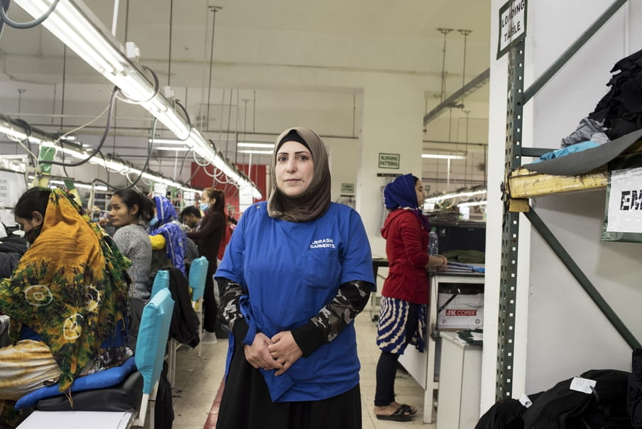 Fatima, 37, is één van de 25 Syriërs die momenteel bij Jerash Garments & Fashion werken. Foto: Alisa Reznick