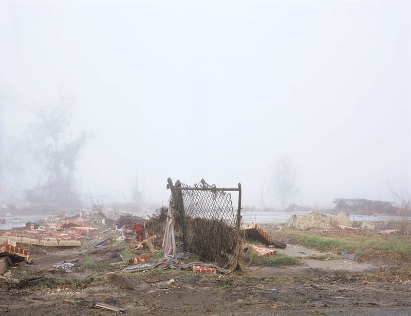 Klimaatwetenschappers verwachten dat de hogere zeespiegel en stijgende temperaturen stormen zoals Katrina destructiever maken. Alle foto’s in dit stuk komen uit de serie ‘In Katrina’s Wake: Portraits of Loss from an Unnatural Disaster’ door Chris Jordan.