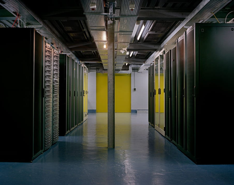 De centrale serverruimte van Mount10. Uit de serie ‘Deposit’ door Yann Mingard.