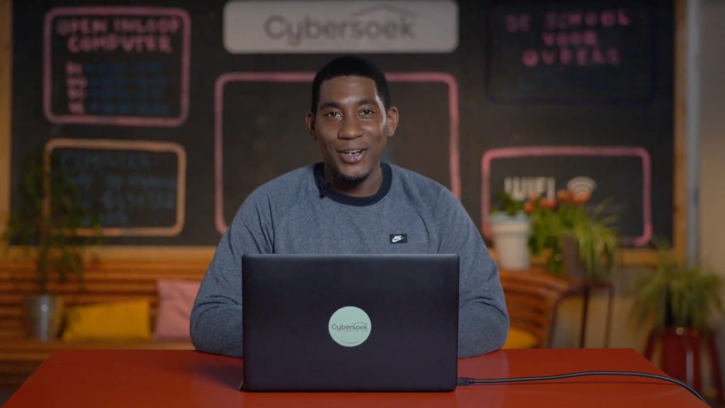 Als je digitale ongelijkheid wilt bestrijden, kom je er niet met alléén een gratis laptop