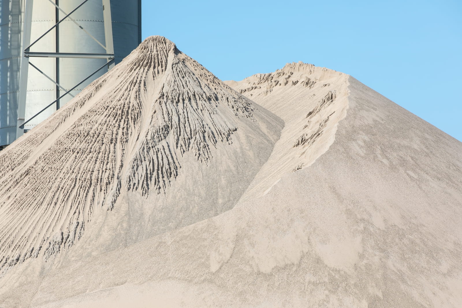 Zand is het fundament van onze steden, maar de winning ervan verwoest