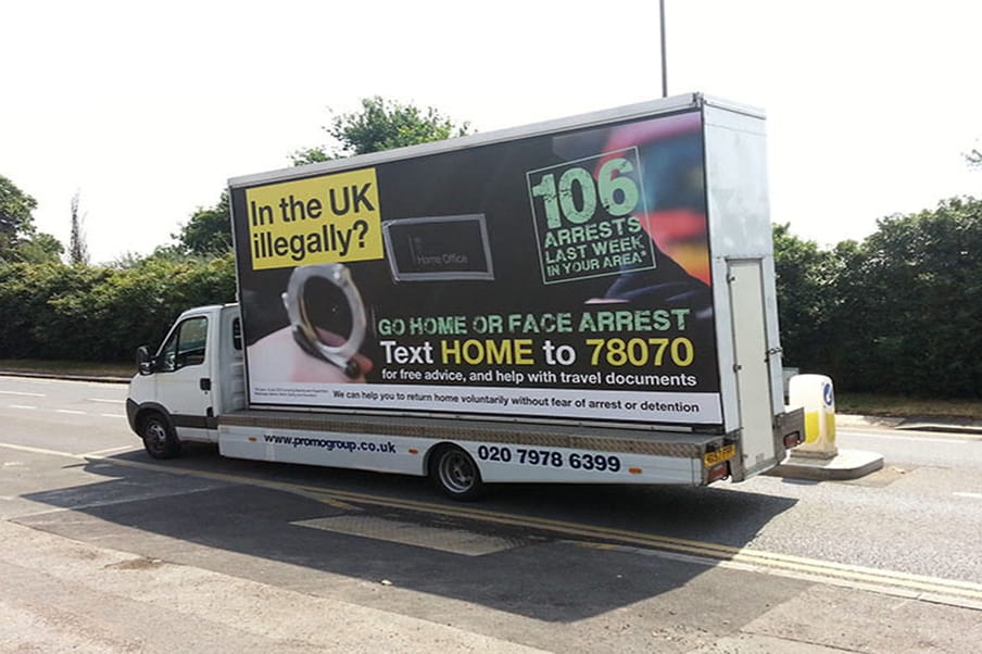 Een van de Go Home-vans die de regering-Cameron door Engelse wijken liet rijden. Foto: Hollandse Hoogte