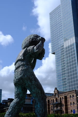 Beeld van een havenarbeider op de Kop van Zuid