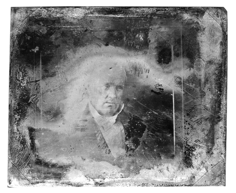 Beschadigde daguerreotypie uit de 19de eeuw, een van de allereerste foto’s. Meer dan één afdruk maken per foto was bij dit procedé niet mogelijk. Bron: Library of Congress. 