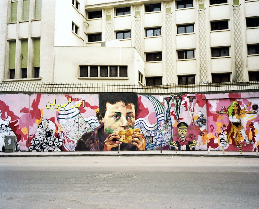 Graffiti op de buitenmuur van de Amerikaanse Universiteit in Caïro. Foto: Mark Nozeman