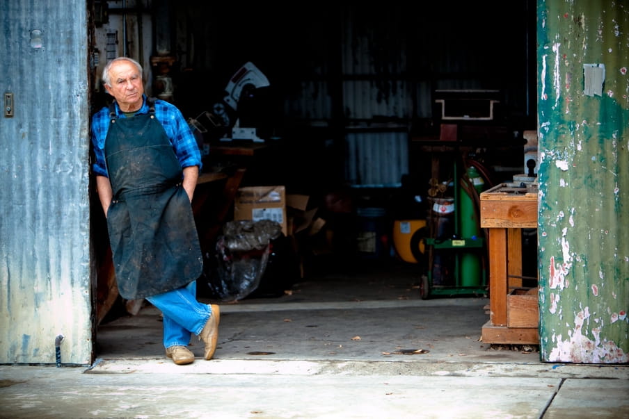 Een recente foto van Yvon Chouinard voor zijn werkplaats in Burbank, Californië. 