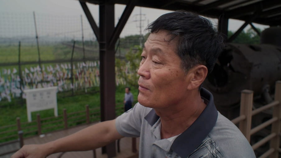 De Noord-Koreaanse Park Seung-ho werkte als houthakker in Rusland voordat hij naar Zuid-Korea vluchtte. Zijn doel was om zijn zoon, Yuseong, een betere toekomst te bieden. Still uit de documentaire Dollar Heroes