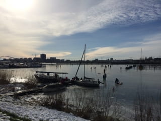 Schaatsers op het ijs in Amsterdam-Noord.