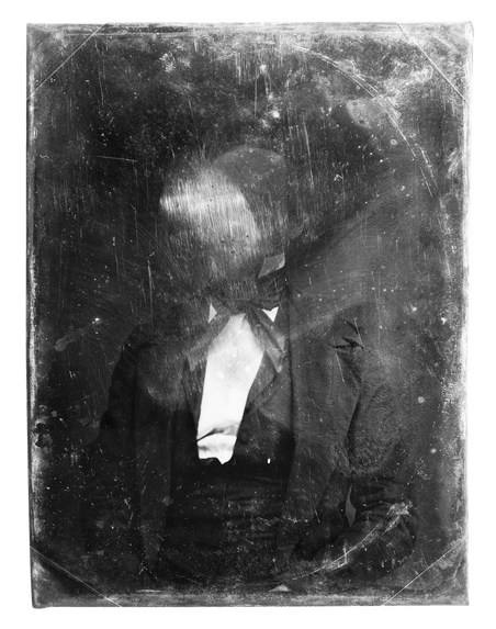 Beschadigde daguerreotypie uit de 19de eeuw, een van de eerste foto’s. Meer dan één afdruk maken per foto was bij dit procedé niet mogelijk. Bron: Library of Congress
