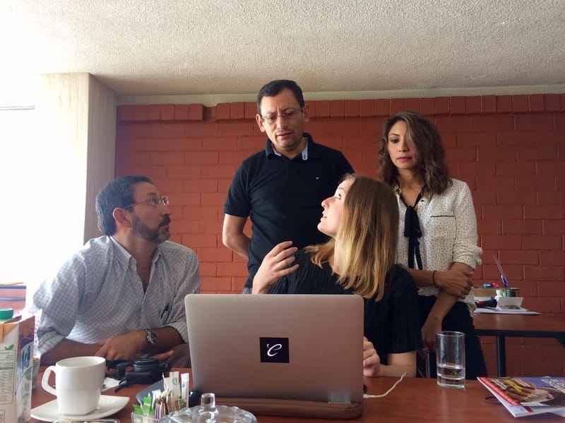 International editor Maaike Goslinga in gesprek met de medewerkers van PlanV