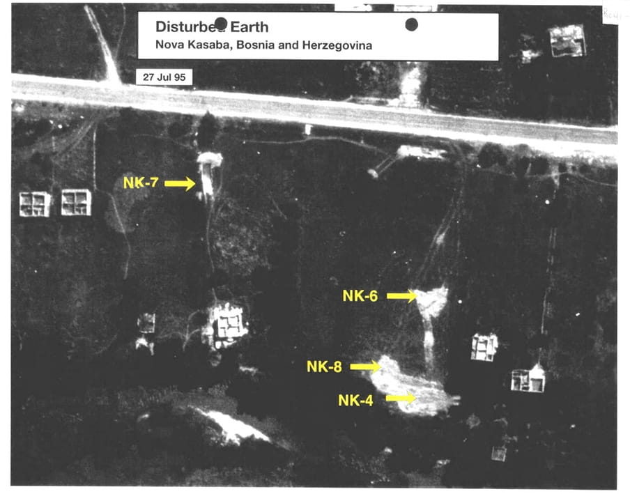 Bewijsmateriaal afkomstig uit het boek met foto’s – van onder andere de opgravingen van de massagraven – dat Jean-René Ruez samenstelde voor de rechtszaak tegen Ratko Mladic. Foto’s: CIA / ICTY