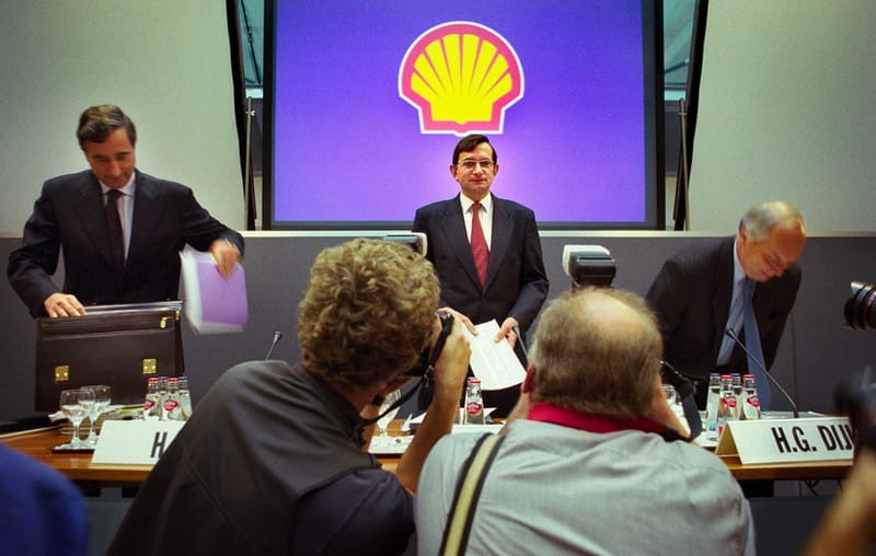 Jeroen van der Veer (in het midden) tijdens een persconferentie in 1999. Foto: Roger Dohmen / HH