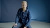 Still uit Het Water Komt met Rutger Bregman die zittend op een kruk in de camera kijkt. 